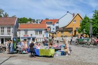Salgsbodene er et kjent og kjært innslag på Drøbak torg i sommermånedene. Foto: Leif-Harald Ruud (2020).