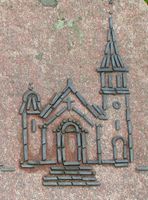 Grorud kirke framstilt som illustrasjon på et gravminne på Grorud kirkegård. Foto: Stig Rune Pedersen