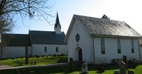 Kirken, gravkapellet og bautaen over eidsvoldsmennene Foto: Siri Johannessen (2008).