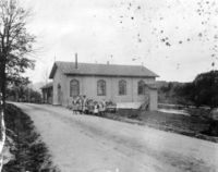 Vestfossen kapell før tårnet ble påbygd. Foto: Ukjent (1900–1930).