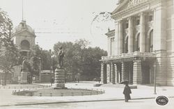 Revyteater til venstre i bildet, og Nationalteatret på høyre side. Foto: Ukjent / Nasjonalbiblioteket