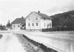 Asak skoles eldste bygning fra 1865 er et godt bevart kulturminne - her til venstre.