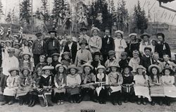 Antagelig er hele Drengsrud skole avbildet her 17.mai 1914 Klikk på bildet for å se navn. Foto: Egil Liseth