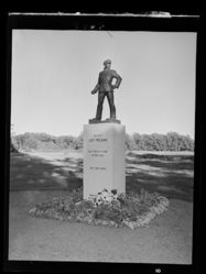 Statuen av Leif Welding Olsen i Horten. Foto: Ukjent / Nasjonalbiblioteket (1950–1952).