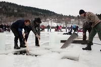 Isfestival på Semsvann i Asker. Eksport av is var en periode en av de viktigste inntektskildene for mange på Askerlandet. Men det var et tungt arbeide å skjære is. Foto: Svend Aage Madsen, 2012