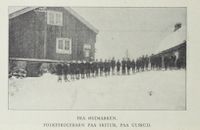 Fra Østmarka. Skolebarn fra Ulsrud på skitur. Fra boka "Akers historie" av Edvard Bull, utgitt 1918.