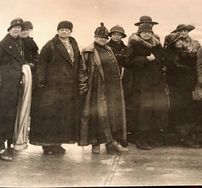 Norske delegater til I. C. W. i Washington i 1925. Marta Tærum er nummer 5 fra venstre. Her ved Niagara Falls 1. mai. Her ses venstre del av bildet.