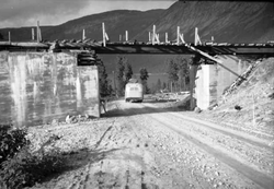 Uferdig bru på Polarbanen nord for Fauske. Foto: Lyder Kvantoland (1947).