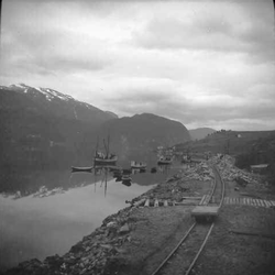 Polarbanen ved Kobbelvvågen og Leirfjord. Foto: Lyder Kvantoland (1950).