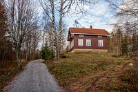 Den gamle skolen i Rausjøgrenda var i bruk fra 1913 til 1951. Huset brukes i dag bl.a. som leirskole. Foto: Leif-Harald Ruud