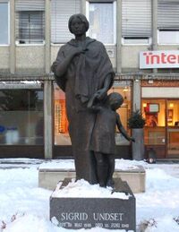 Statue av Sigrid Undset på Lillehammer, utført 1977. Foto: Elin Olsen (2013).