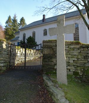Steinkorset ved porten til Eivindvik kirke.jpg