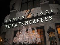 Adventspyntet fasade, Theatercafeen. Foto: Stig Rune Pedersen (2011)
