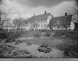 Drengestua til høyre var det opprinnelige våningshuset på Ulven. Foto: Anders Beer Wilse/oslo Museum (ant. 1927).